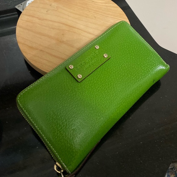 Kate Spade green leather  zip around wallet - Picture 3 of 7